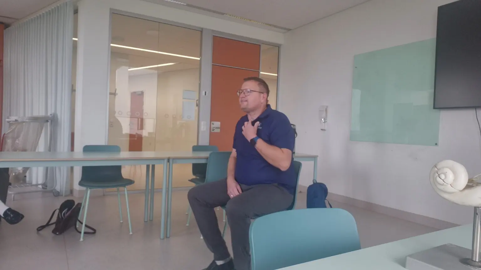 Thomas Mølgaard zeigt am Rigshospitalet, wie er seine Stimmprothese verwendet